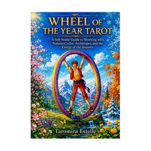 Op de afbeelding: De boekomslag van Wheel of the Year Tarot toont een centrale illustratie van een persoon die in een grote paarse ring staat tegen een berglandschap. De titeltekst luidt Wheel of the Year Tarot, A Self-Study Guide to Working with Natural Cycles, Archetypes, and the Energy of the Seasons door Taromira Estelle.