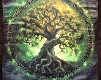 Peut inclure: Une tapisserie représentant un arbre de vie vert et brun avec des racines et des branches complexes. L'arbre est entouré d'un cercle tissé avec des lumières vertes brillantes sur un fond bleu foncé avec des étoiles blanches.