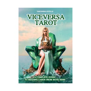 Può includere: Una copertina di libro intitolata Viceversa Tarot di Taromira Estelle, che mostra una persona con lunghi capelli biondi in un abito verde chiaro seduta su un grande trono di cristallo verde. La persona tiene un calice d'oro su sfondo marino.