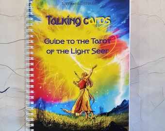 Puede incluir: Un libro encuadernado en espiral titulado "Talking Cards: Guide to the Tarot of the Light Seer". La portada presenta una ilustración vibrante de una mujer con los brazos extendidos sobre un fondo celestial colorido. La encuadernación es blanca.