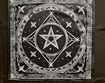 Peut inclure: Un carré de tissu noir avec une bordure blanche, orné d'un motif de pentagramme noir et blanc. Le motif représente une étoile à cinq branches à l'intérieur d'un cercle, entourée d'un carré et d'un cercle de petites étoiles. Le tissu a un léger brillant et une texture douce.
