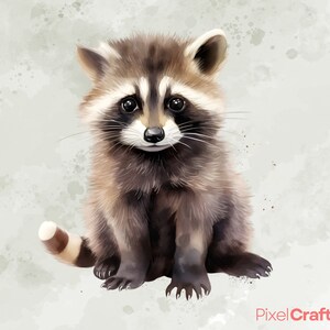 Puede incluir: Una pintura de acuarela de un lindo mapache con pelaje marr&oacute;n y negro. El mapache est&aacute; sentado sobre un fondo gris claro.