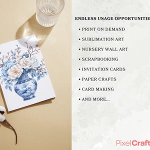 Puede incluir: Una tarjeta blanca con una ilustraci&oacute;n de acuarela de un jarr&oacute;n azul y blanco lleno de flores azules y crema. La tarjeta est&aacute; sobre una superficie beige, con el texto "ENDLESS USAGE OPPORTUNITIES".