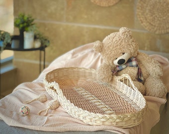 Cesta cambiadora de mimbre tejida a mano: decoración bohemia para habitación de bebé