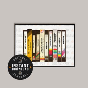 Puede incluir: Una impresión enmarcada que presenta una colección de cintas VHS con títulos de películas como "Back to the Future" y "Pulp Fiction". La impresión incluye un marco negro y un gráfico circular que dice "Plantilla de descarga instantánea editable".