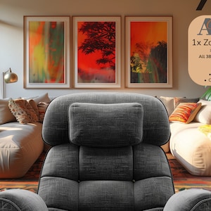 Könnte beinhalten: Ein Wohnzimmer-Interieur mit drei gerahmten abstrakten Gemälden an der Wand, einem weißen Sofa mit orangefarbenen Kissen, einem grauen Sessel und einem Bücherregal mit Büchern. Der Text "ART 1x Zoom Background" wird in einem pfirsichfarbenen Kreis angezeigt.
