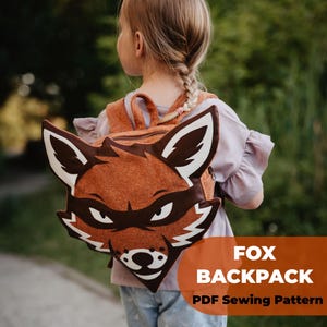 Può includere: Uno zaino a forma di volpe con un corpo in tessuto arancione testurizzato, accenti marrone scuro e bianchi che formano il viso e una chiusura a zip. Il testo sull'immagine recita FOX BACKPACK PDF Sewing Pattern in lettere bianche e nere.