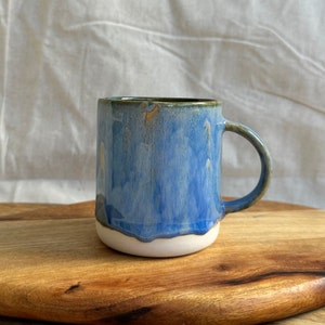 White stoneware clay with special glaze applied. 
Food safe
Dishwasher friendly