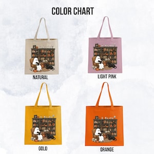 Op de afbeelding: Kleurenkaart met vier verschillende tote bags met een geest die een boek leest in een bibliotheek. De tassen zijn verkrijgbaar in naturel, lichtroze, goud en oranje.