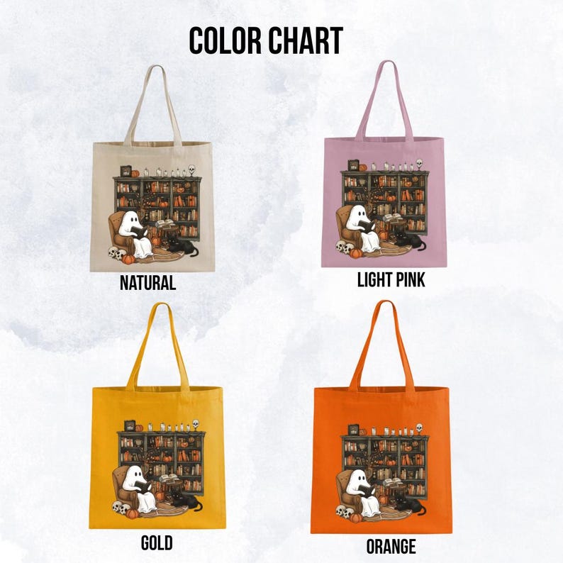 Op de afbeelding: Kleurenkaart met vier verschillende tote bags met een geest die een boek leest in een bibliotheek. De tassen zijn verkrijgbaar in naturel, lichtroze, goud en oranje.