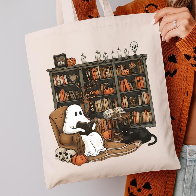 Op de afbeelding: Een witte geest leest een boek in een bruine fauteuil voor een boekenkast vol boeken en kaarsen. Een zwarte kat zit op de vloer naast een pompoen.