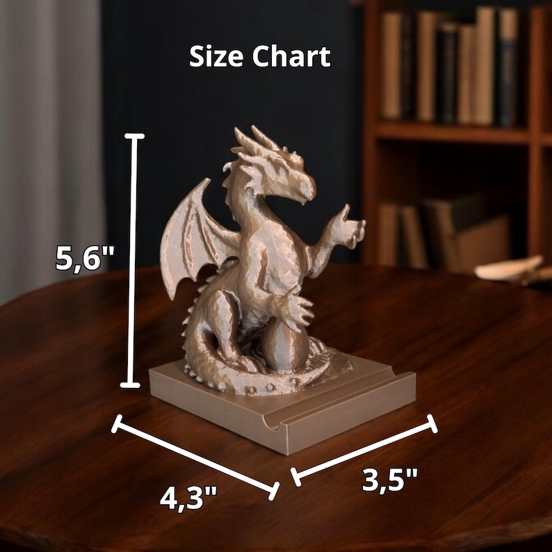 Puede incluir: Una figura de drag&oacute;n dorada met&aacute;lica, de 14,2 cm de alto, 10,9 cm de ancho y 8,9 cm de profundidad. El drag&oacute;n est&aacute; sentado sobre una base rectangular, con las alas extendidas y un brazo levantado. El texto "Size Chart" es visible.
