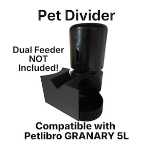 Op de afbeelding: Een zwarte kunststof verdeler voor huisdieren, ontworpen voor een voerautomaat. De tekst luidt Pet Divider, Dual Feeder NOT Included! en Compatible with Petlibro GRANARY 5L. De verdeler heeft een V-vormige uitsparing en een ronde basis.