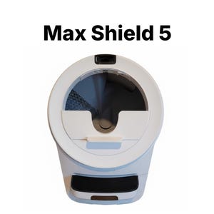 Op de afbeelding: Een witte, automatische kattenbak met de tekst "Max Shield 5" in het zwart. De kattenbak heeft een cirkelvormige bovenkant met een opening, een rechthoekige ventilatie aan de voorkant en een gebogen basis. De binnenkant is zichtbaar door de opening.