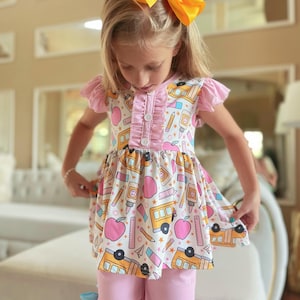 Mädchen Back to School Outfit: Schulbus-Oberteil, Rüschen-Shorts & Schleife