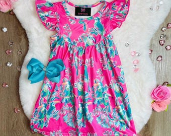 Tropisch roze bloemenjurk met strik voor meisjes: zomerse twirljurk