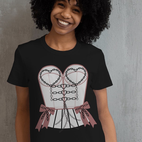 Élégance sincère : t-shirt corset chaîne coeurs