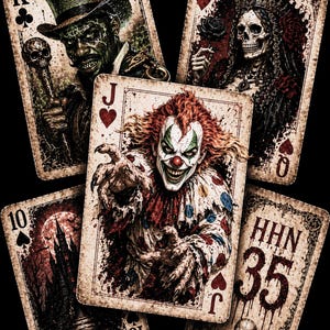 Puede incluir: Un conjunto de cinco cartas de juego con ilustraciones oscuras de terror. Las cartas incluyen un rey de tréboles con un bastón de calavera, una reina de corazones esqueleto, una sota de corazones payaso malvado, un 10 de picas y una carta HHN 35.