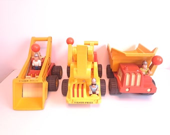 1975 Fisher Price #300 scheplader, #301 shovelgraafmachine en #302 dumptruck, in goede en werkende conditie, vintage degelijk speelgoed