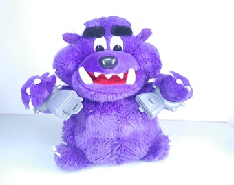 2001 Don't Free Freddy jouet monstre violet en peluche, chien menotté de 33 cm, parlant lorsqu'il est libéré ou menotté