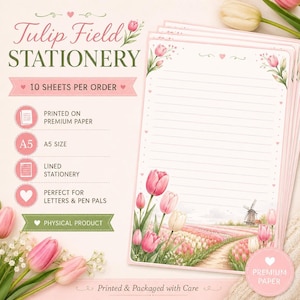 Op de afbeelding: Een stapel gelinieerd briefpapier in A5-formaat met een illustratie van een roze tulpenveld met een windmolen. De tekst luidt Tulip Field Stationery, 10 sheets per order, printed on premium paper, A5 size, lined stationery, physical product.
