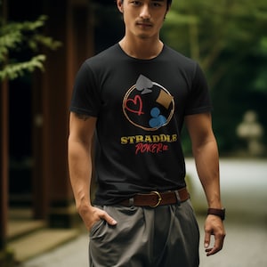 Camiseta con cuello en V de Straddle Poker Co.