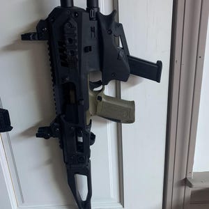 Pictinny weapons wall mount