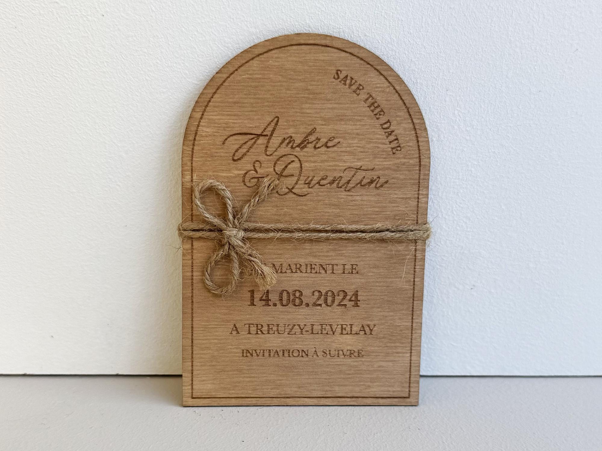 Save the Date mariage en bois gravé – Invitation personnalisée