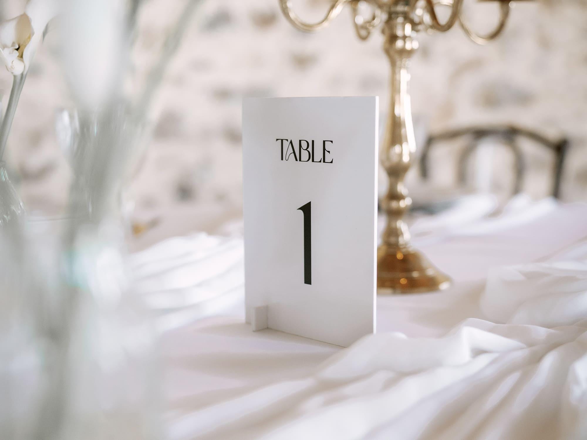Numéros de table mariage personnalisés en plexiglass ou bois