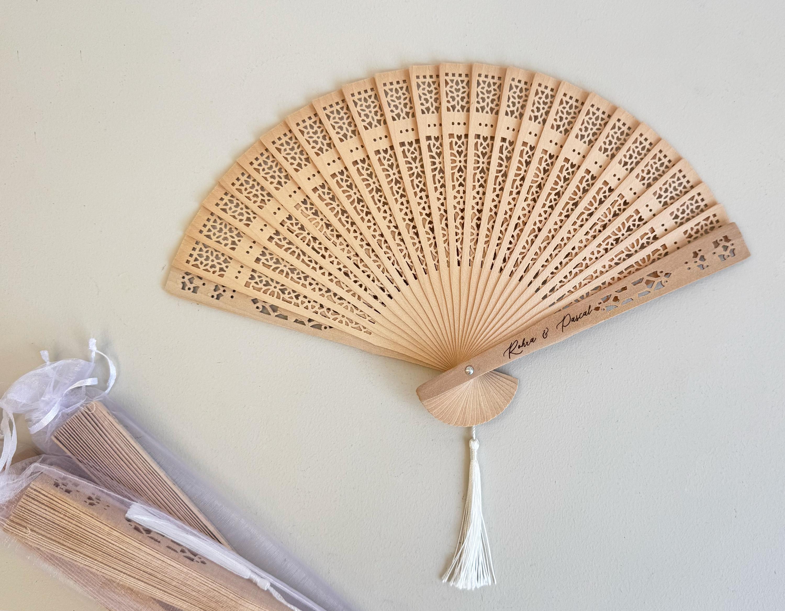 Éventail en bois personnalisable avec gravure et pompon
