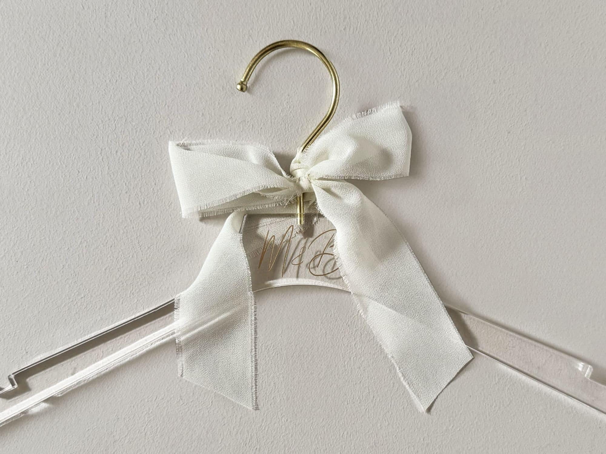 Cintre mariage en plexiglas transparent doré – Personnalisé chic