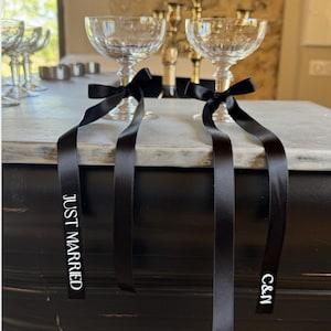Gepersonaliseerd trouwlint | Tekst of voornamen van het bruidspaar | Elegante glazen decoratie, kapsel | Verschillende kleuren en maten trending in 2025