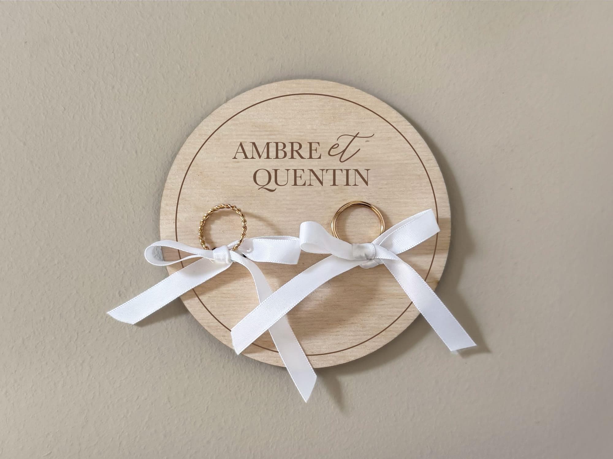Porte alliances en bois personnalisé pour mariage chic et élégant