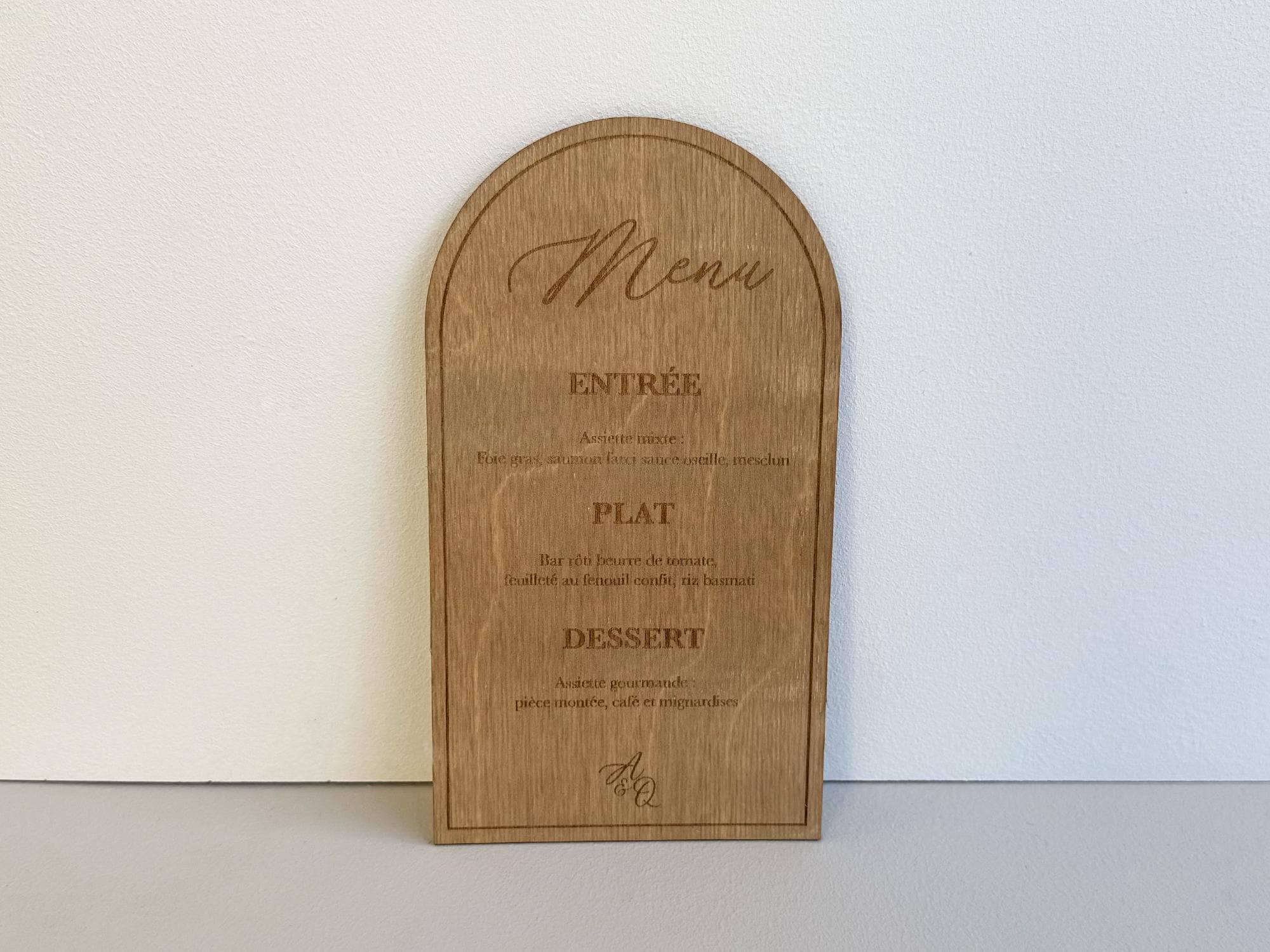 Menu de mariage en bois gravé – Forme arche personnalisable 18×10 cm