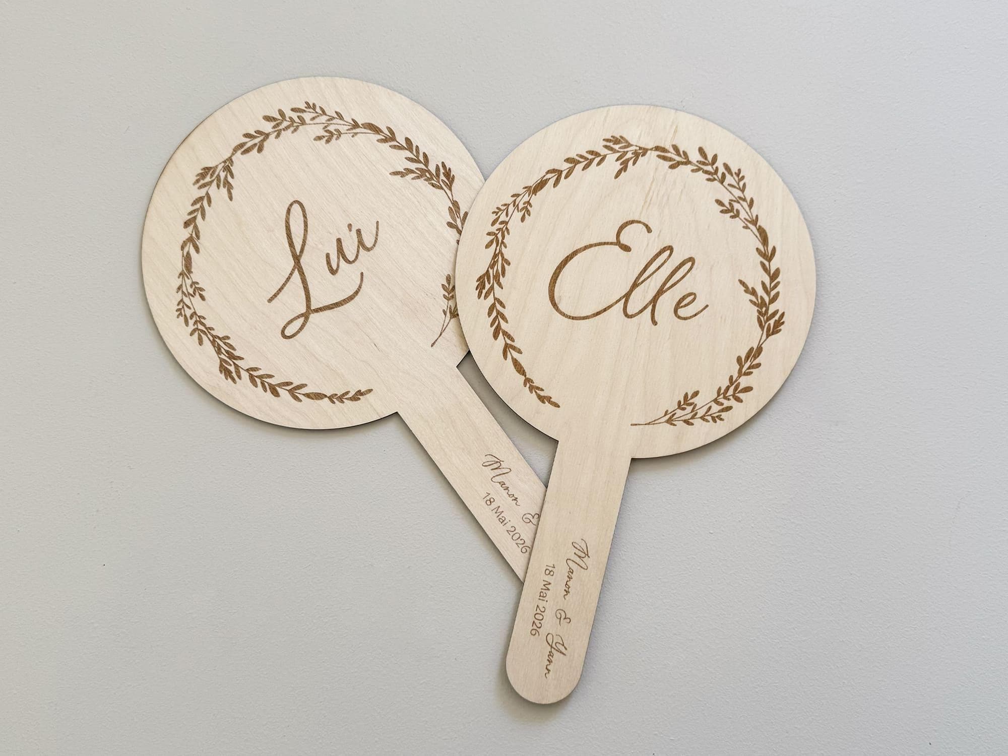 Panneau personnalisé “Elle ou Lui” pour jeu de mariage en bois gravé