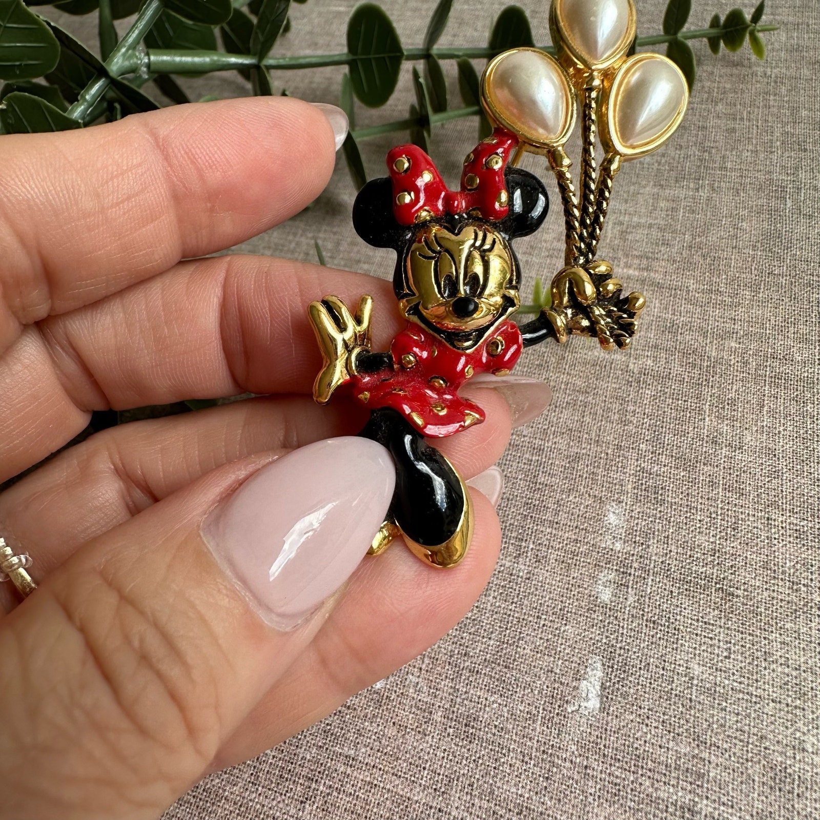 ディズニー ■ ミニーマウス ブローチ レトロ バルーン Napier ネイピア Vintage Napier Minnie Mouse Brooch | Enamel & Gold-tone Pin With