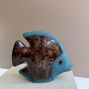 Handgemaakt keramisch visaardewerk | Bruine en blauw geglazuurde vis | Kunst aardewerk decor | Stranddecor aan de kust