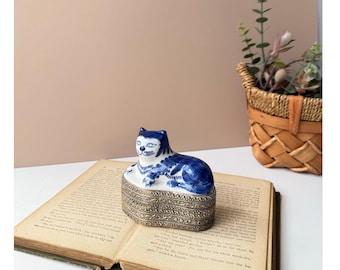 Ceramiczna szkatułka na drobiazgi w kolorze niebieskim i białym w stylu vintage | Metalowa podstawa | 3,5 cala | Prezent dla miłośnika kotów i dekoracja toaletki