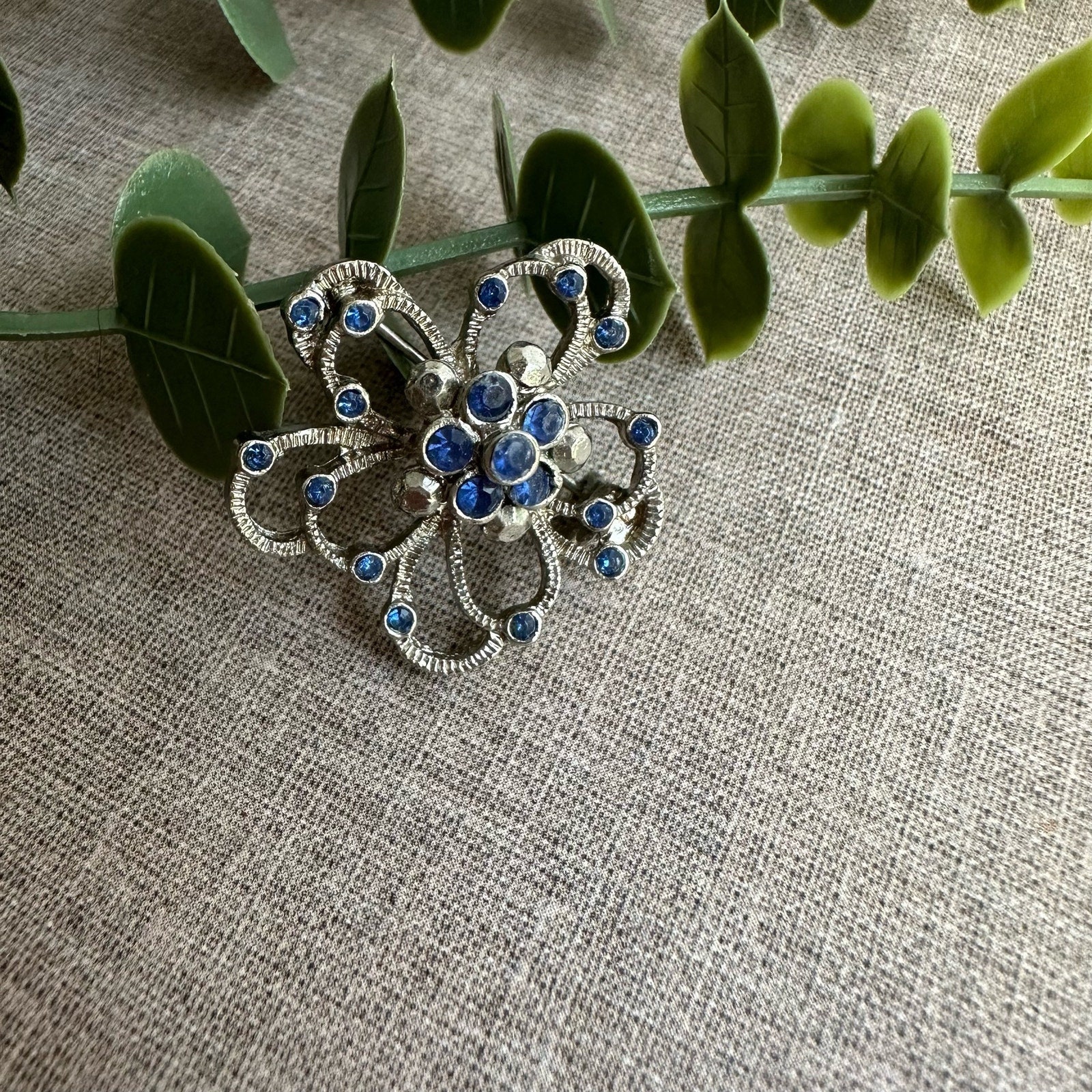 Vintage Silver-toned Flower Brooch With Blue Rhinestones  display picture 2