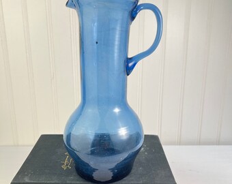 Vintage handgeblazen glazen blauwe kruik lange nek kunstglas halverwege de eeuw