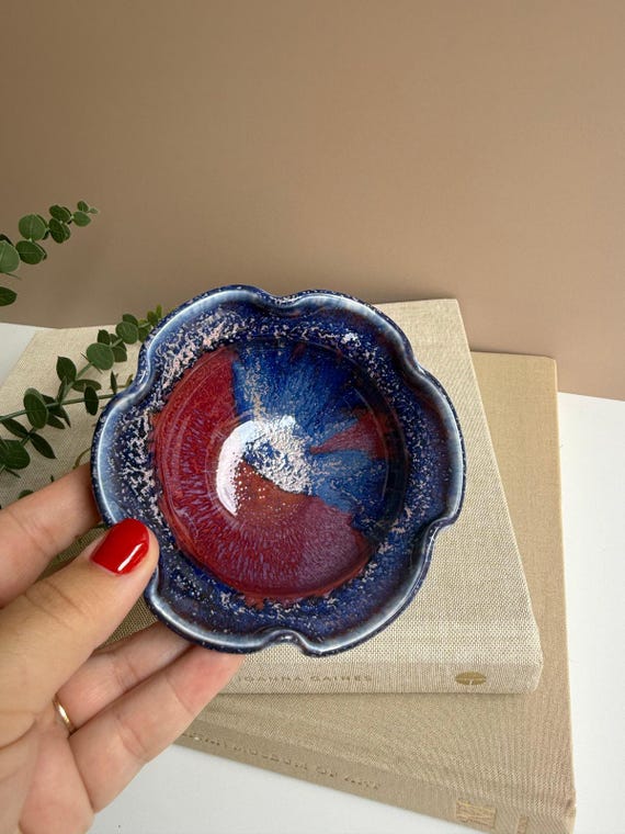 Studio Keramik Schälchen | Rot Blau Glasur Kräuselrand | Handwerker Schmuckschale