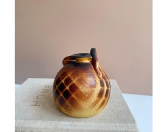 Vase artistique en poterie fait main avec poignée sculpturale torsadée | Glaçage dégradé brun terreux | Décoration unique en céramique