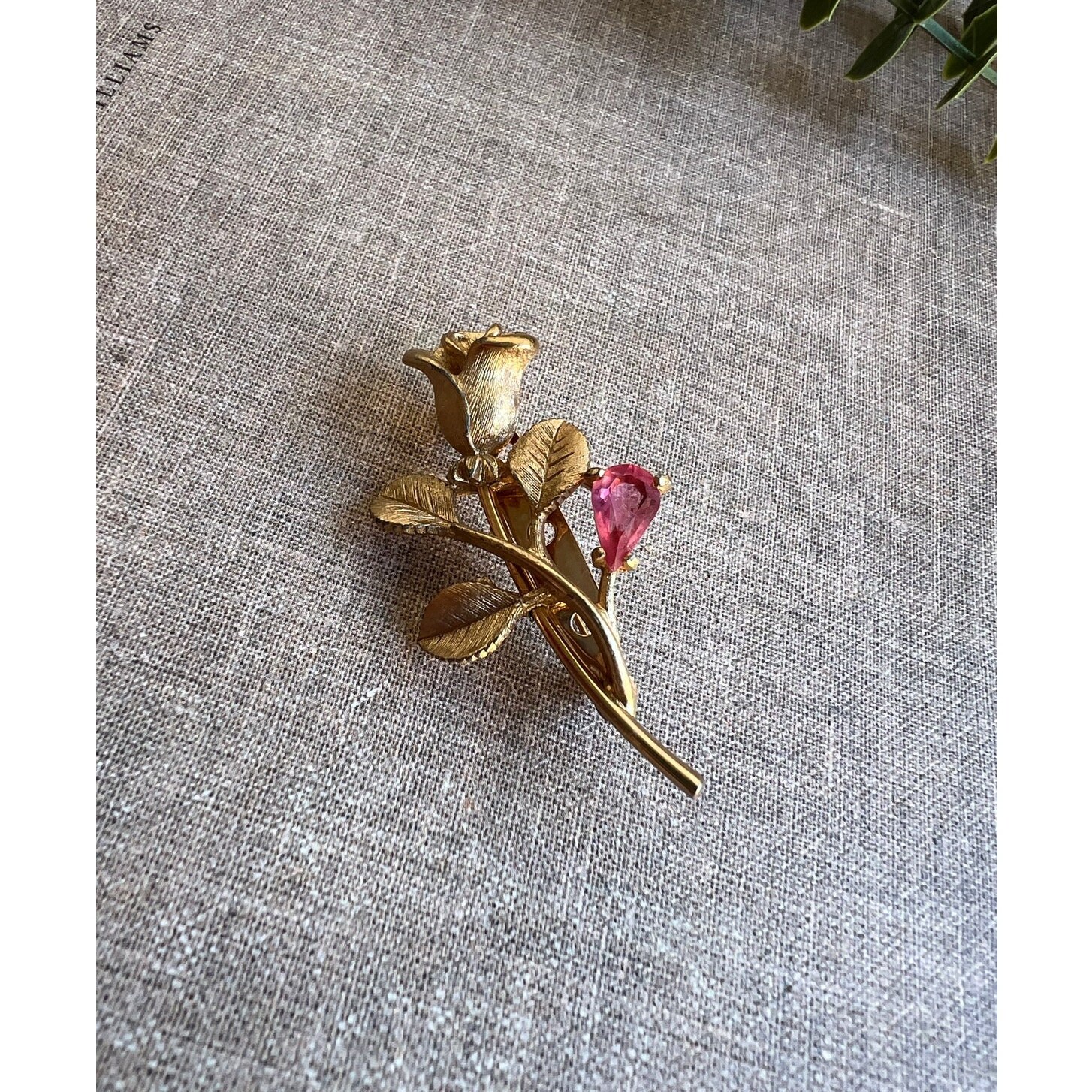 Spilla A Rosa In Tessuto Con Foglia Oro: L'Accessorio Perfetto Per Il Tuo Matrimonio O Evento Elegante