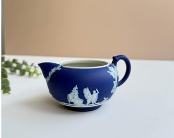 Antik Wedgwood Jasperware Cream Can | Mörkblå | Vit Relief | 1890-talets England