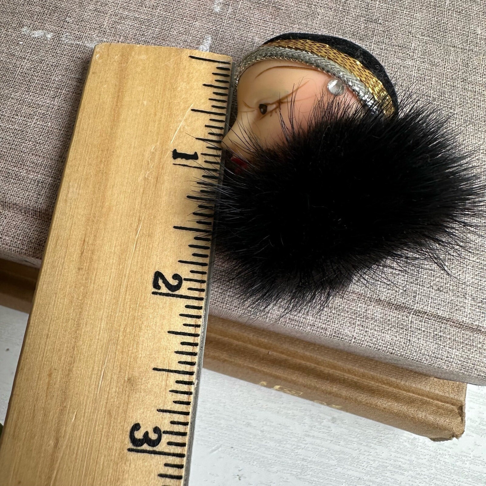 Broche Vintage Années Folles En Fourrure Et Résine – Noir, Parfait état