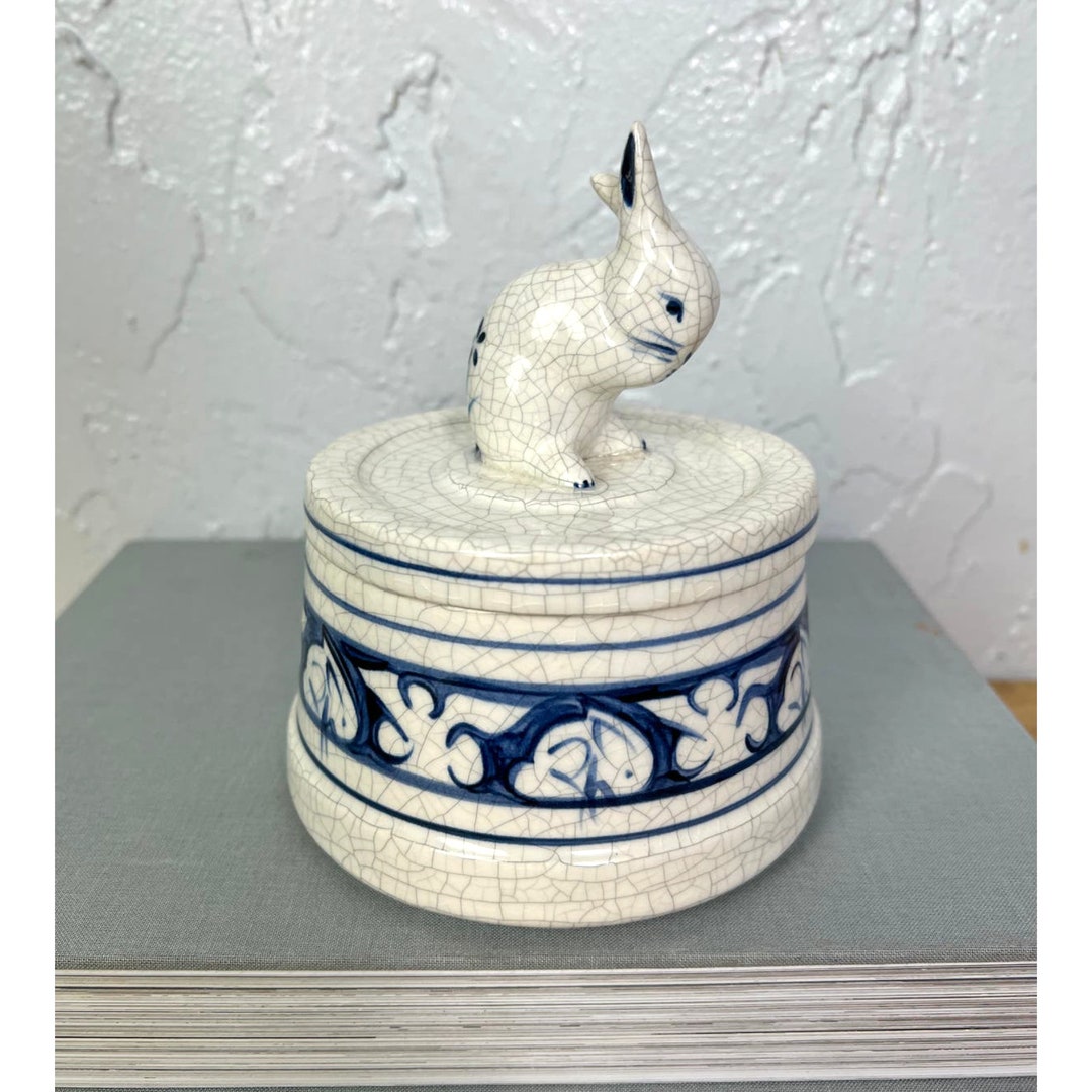 Dedham Pottery Potting Shed Rabbit Bunny Grooming Candy Dish Blue White