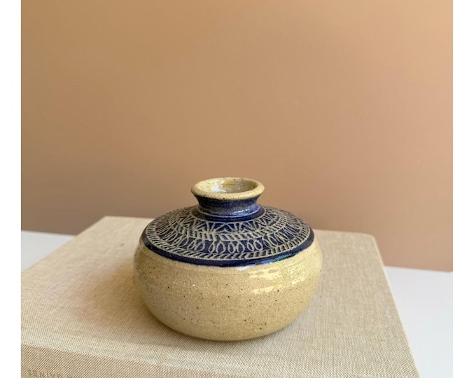 Kleine Studio Keramik Vase | Hellbraun gesprenkelte Glasur und blaues Design | Organisches, modernes Dekor