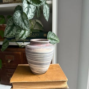 Handgefertigte kleine Vase aus Studiokeramik, grau-braun gewirbelt | Neutrale, organische, moderne Wabi-Sabi-Dekoration