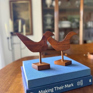 Vintage set van 2 houten vogelbeeldjes | Plankdecor | Zeevogels | Nautisch kustdecor