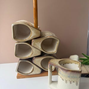 Vintage Rodolfo Padilla signerad stapelmugg | Set med 6 keramiska stengodsmuggar | Träställ | Studio Pottery
